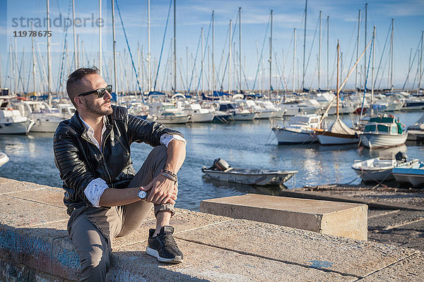 Mann im Hafen schaut weg  Cagliari  Sardinien  Italien  Europa