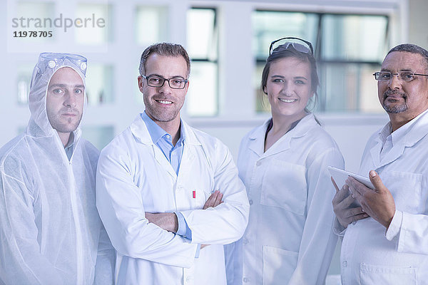 Porträt von vier Laboranten im Labor