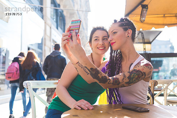 Frauen auf Städtereise im Outdoor-Café beim Selfie  Mailand  Italien