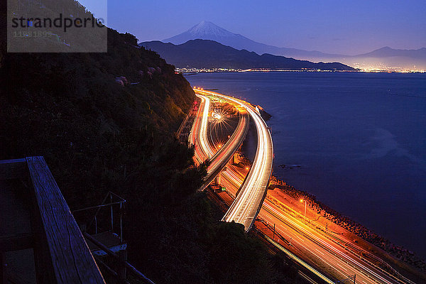 Nächtlicher Blick auf den Berg Fuji und die Autobahn vom Satta-Grat bei Sonnenuntergang  Präfektur Shizuoka  Japan