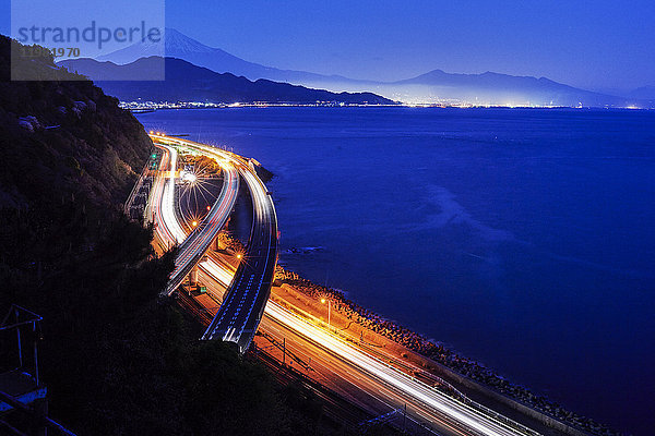 Nächtlicher Blick auf den Berg Fuji und die Autobahn vom Satta-Grat bei Sonnenuntergang  Präfektur Shizuoka  Japan