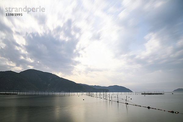 Langzeitbelichtung des Biwa-Sees bei Sonnenaufgang  Präfektur Shiga  Japan