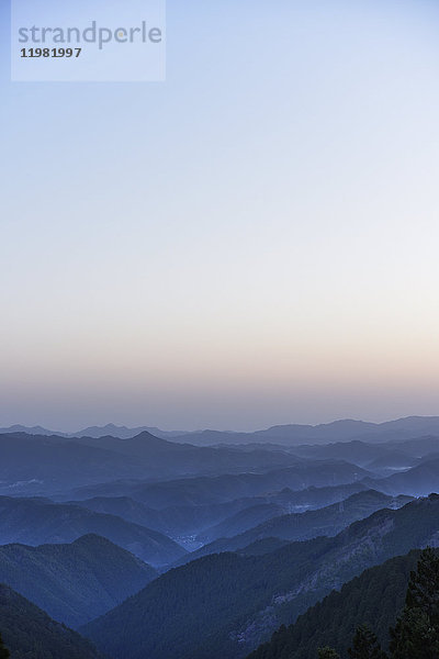 Berglandschaft am Morgen am Berg Yoshino  Präfektur Nara  Japan