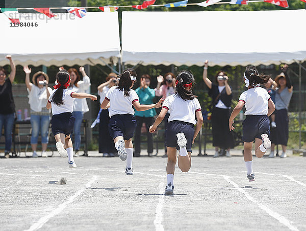 Japanische Kinder beim Schulsporttag