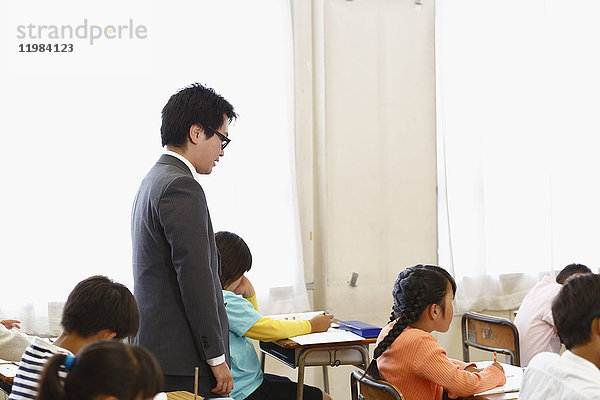 Japanische Grundschullehrerin unterrichtet im Klassenzimmer