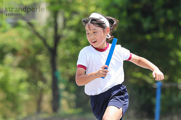 Japanisches Kind beim Schulsporttag