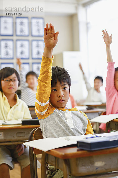 Japanische Grundschulkinder im Klassenzimmer