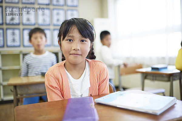 Japanisches Grundschulkind im Klassenzimmer