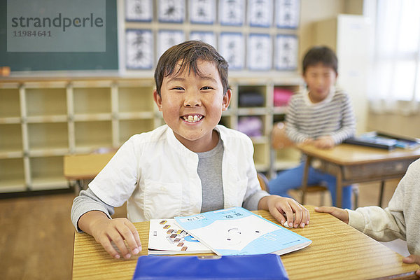 Japanisches Grundschulkind im Klassenzimmer