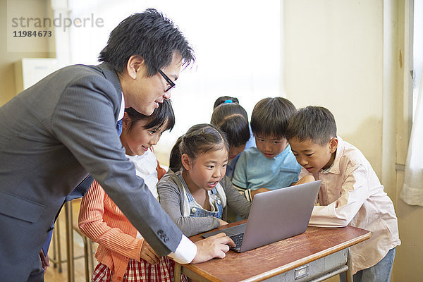 Japanische Grundschullehrerin unterrichtet im Klassenzimmer