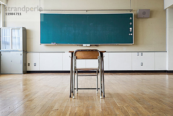 Stuhl und Tafel in einem leeren Klassenzimmer