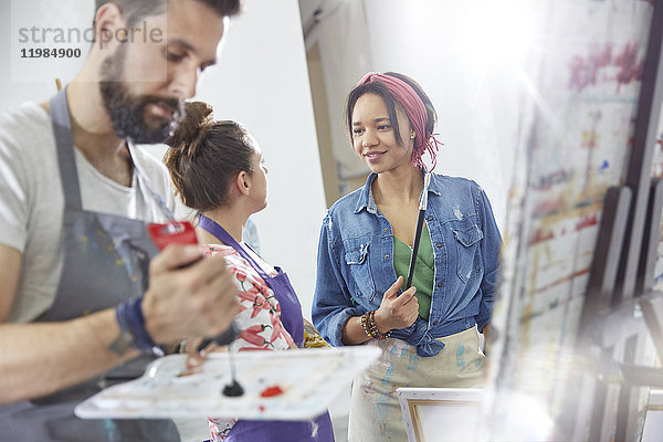 Künstler sprechen und malen im Atelier der Kunstklasse