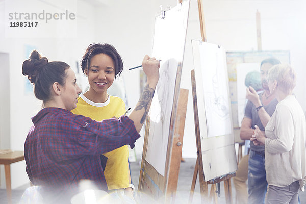 Künstlerinnen beim Skizzieren an der Staffelei im Atelier der Kunstklasse