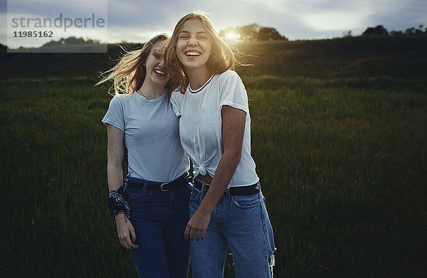 Portrait lächelnde  fröhliche Teenager-Schwestern im ländlichen Raum