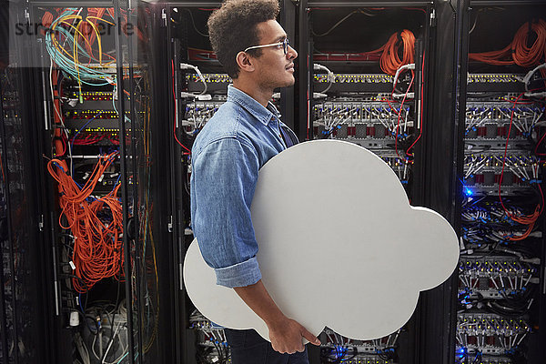 IT-Techniker mit Cloud im Serverraum  Cloud Computing