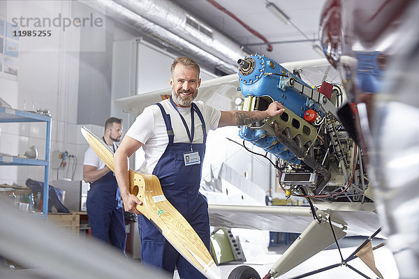 Portrait selbstbewusster Ingenieur Mechaniker bei der Arbeit am Flugzeug im Hangar