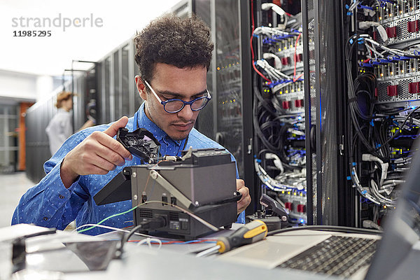 IT-Techniker  der die Geräte im Serverraum repariert