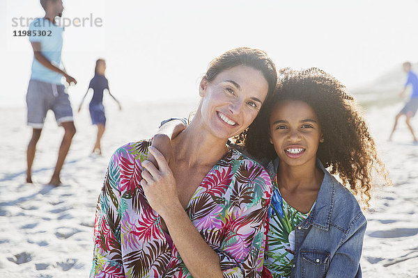 Portrait lächelnd  liebevolle Mutter und Tochter am sonnigen Sommerstrand