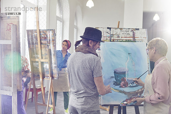 Künstler malen im Atelier der Kunstklasse