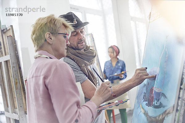 Künstler malen im Atelier der Kunstklasse