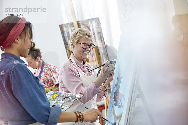 Künstlerinnen malen im Atelier der Kunstklasse