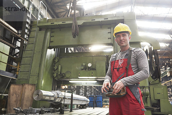 Porträt selbstbewusster Arbeiter im Stahlwerk