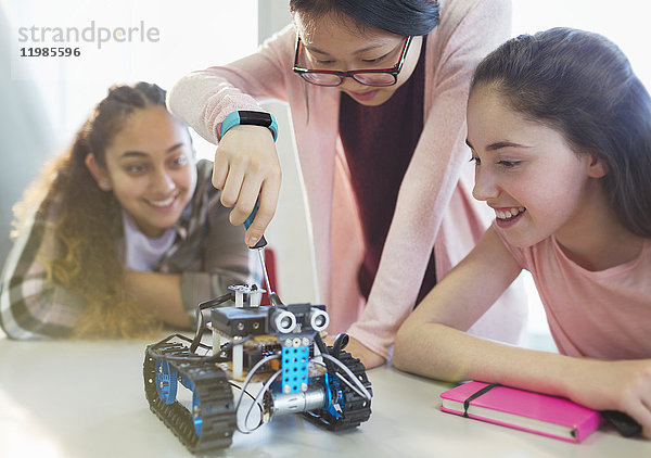 Schülerinnen beim Zusammenbau der Robotik im Klassenzimmer
