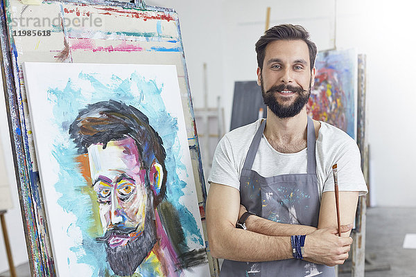 Portrait lächelndes  selbstbewusstes Künstlerbild im Atelier