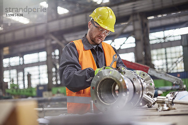 Arbeiter beim Zusammenbau von Stahlteilen in der Fabrik