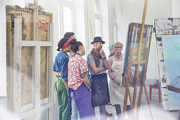 Kunststudenten und Dozenten prüfen  kritisieren Malerei im Atelier des Kunstunterrichts