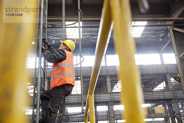 Steigleiter für männliche Arbeiter in der Fabrik