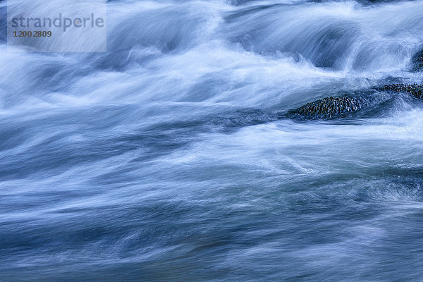 Wasser und Felsen