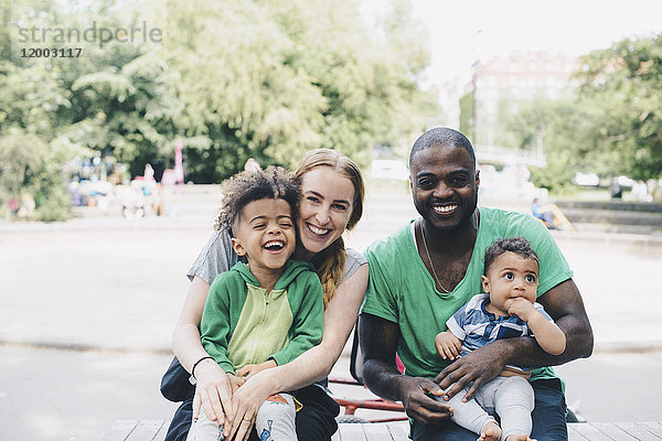 Porträt glücklicher Eltern mit Kindern im Park