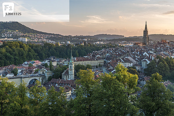 Schweiz  Bern  Stadtbild mit Nydeggkirche und Münster am Abend