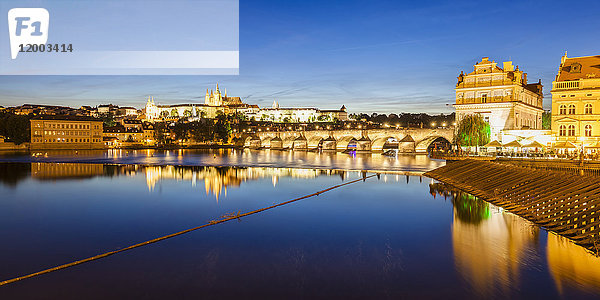 Tschechische Republik  Prag  Hradschin  Karlsbrücke und Moldau