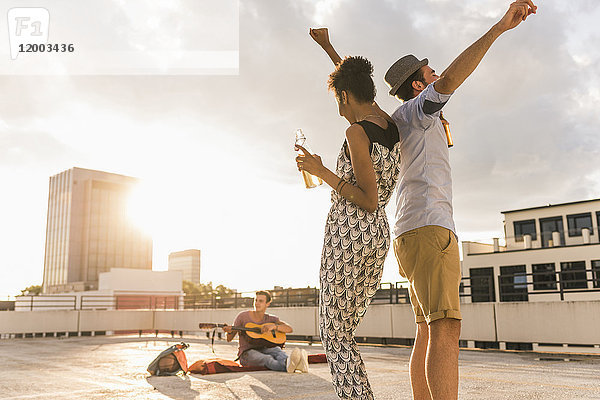 Junges Paar tanzt auf einer Dachparty