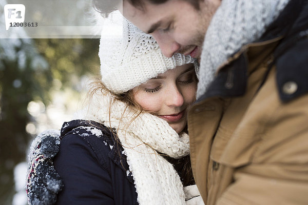 Glückliches junges Paar im Winter