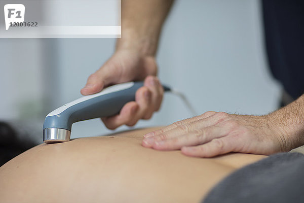 Physio-Massage Frauenrücken mit Gerät
