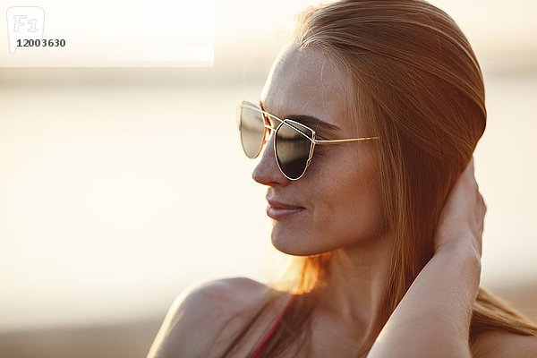 Porträt einer schönen jungen Frau mit Sonnenbrille