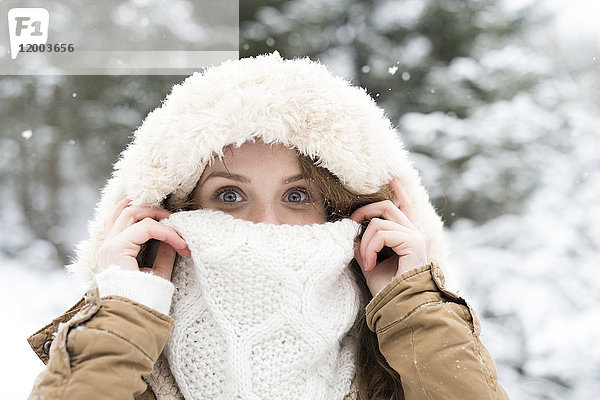 Porträt einer lächelnden jungen Frau im Winter
