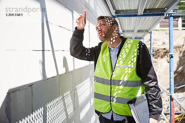 Architekt mit Dateianalyse auf der Baustelle