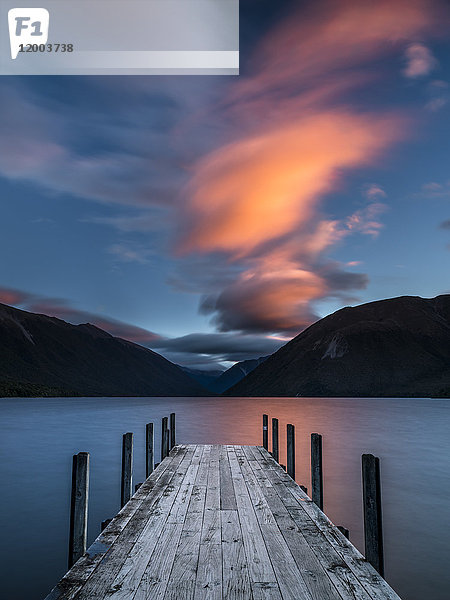 Neuseeland  Südinsel  Saint Arnaud  Sonnenuntergang am Rotoiti-See
