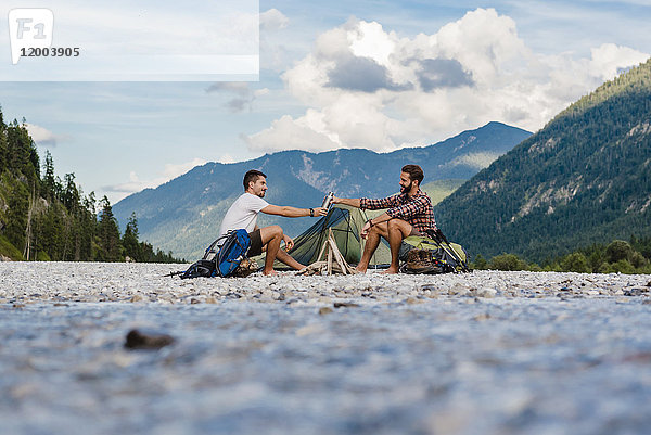 Deutschland  Bayern  zwei Wanderer beim Zelten auf der Kiesbank