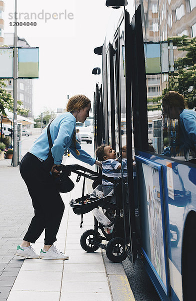 Motherboarding Bus mit Kinderwagen in der Stadt