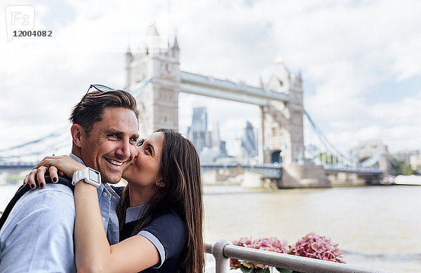 UK  London  glückliches Paar beim Küssen mit der Tower Bridge im Hintergrund