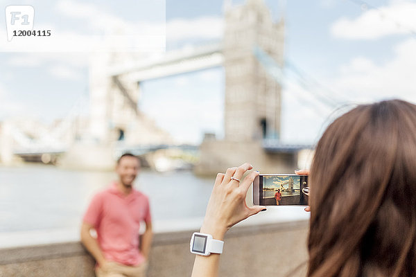UK  London  Touristen fotografieren in der Nähe der Tower Bridge