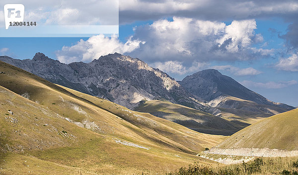 Italien  Abruzzen  Gran Sasso und Monti della Laga Nationalpark  Blick auf den Berg Camicia