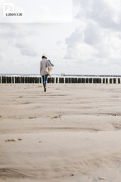Frau beim Spaziergang am Strand