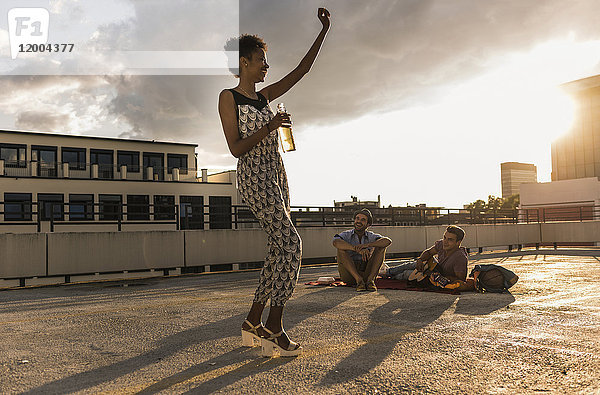 Junge Frau tanzt auf einer Dachparty