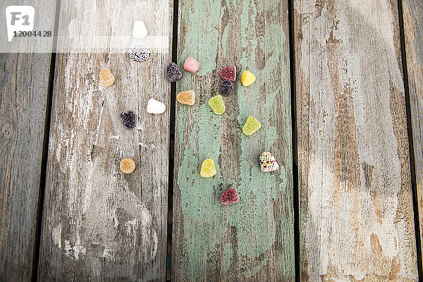 Verschiedene Süßigkeiten auf Holztisch